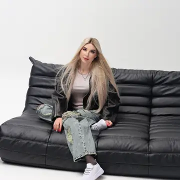 کاور ANNA TOLIKA