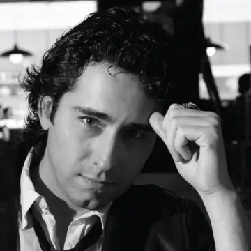 کاور John Lloyd Young