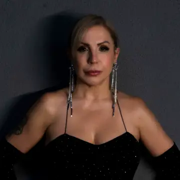 کاور Zeynep Dizdar