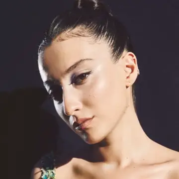 کاور Melike Şahin