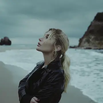 کاور İrem Derici