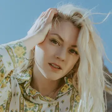کاور Emily Kinney